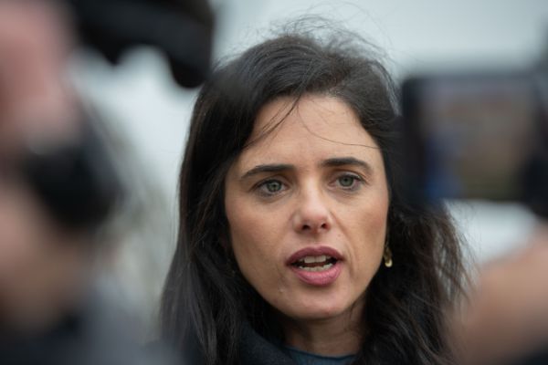 צפו: התפרעות במהלך נאומה של שקד