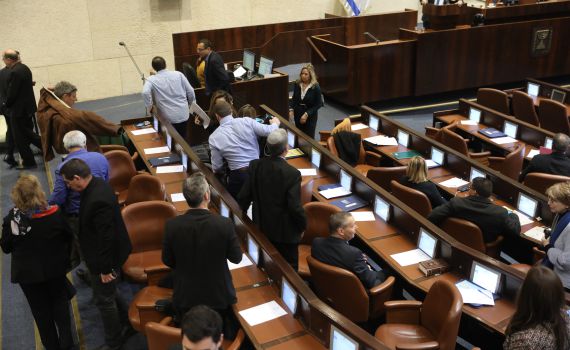 כחול לבן יצאו מנאום בנט: "מה אתם בורחים, פחדנים"