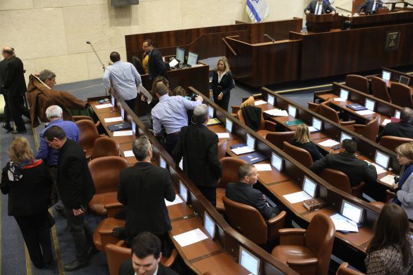 שקד: "בני גנץ ברח", פרץ: "אין גבול לפופוליזם"