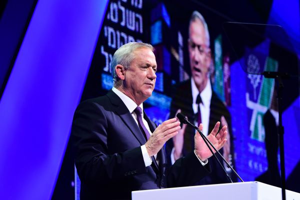 "מוסכם. חייבים להתקדם":  גנץ נענה לדרישות ליברמן