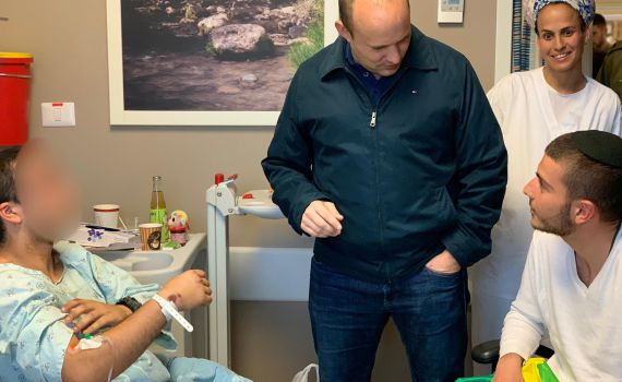 "גיבורים שלנו": בנט ביקר את החיילים הפצועים