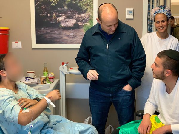 "גיבורים שלנו": בנט ביקר את החיילים הפצועים