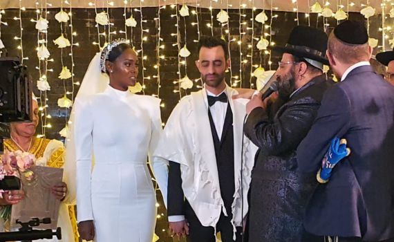 השראה: הכוכבת התחתנה בשמלת כלה צנועה ומרהיבה