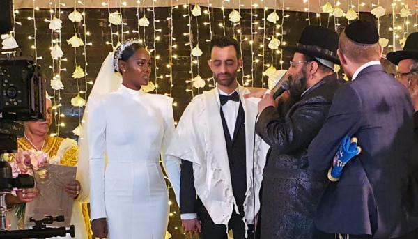 השראה: הכוכבת התחתנה בשמלת כלה צנועה ומרהיבה