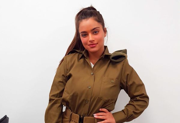 דרושים כוכבי נוער שביום הגיוס נלווה אותם בגאווה