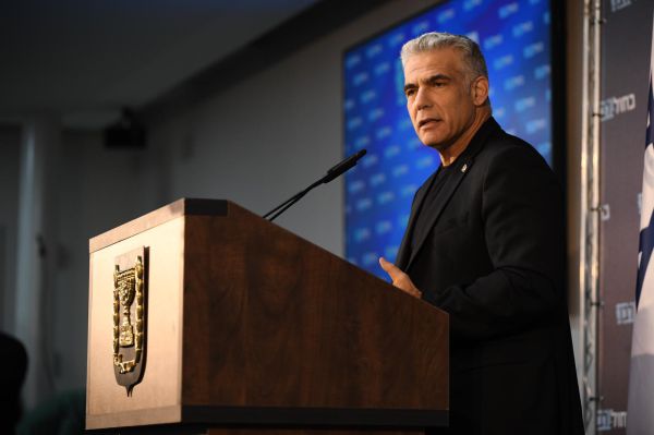 לפיד תוקף: "הרב רפי חושב שברוך גולדשטיין היה בסדר"