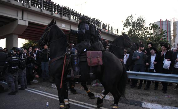 מעצר העריקים: חרדים חוסמים כבישים בכל הארץ | צפו