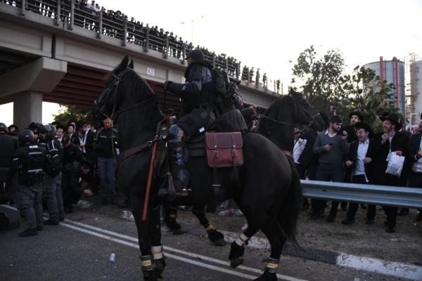 מעצר העריקים: חרדים חוסמים כבישים בכל הארץ | צפו