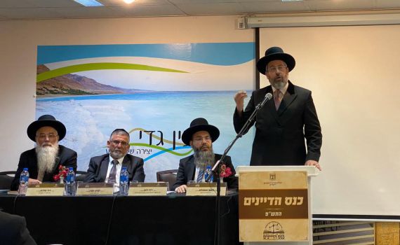 הרב לאו: גורמים פוליטיים תוקפים את הדיינים