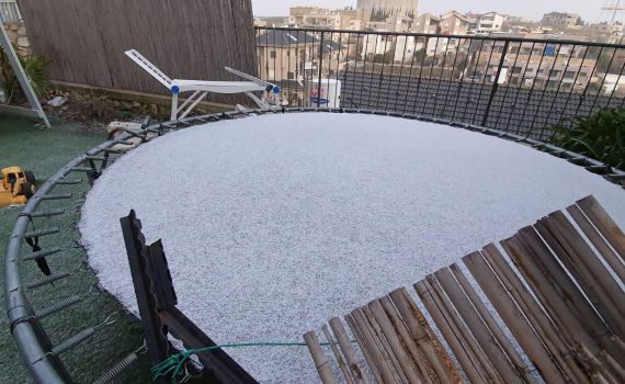 גל הקור: שלג קל החל לרדת בעיר צפת • צפו: