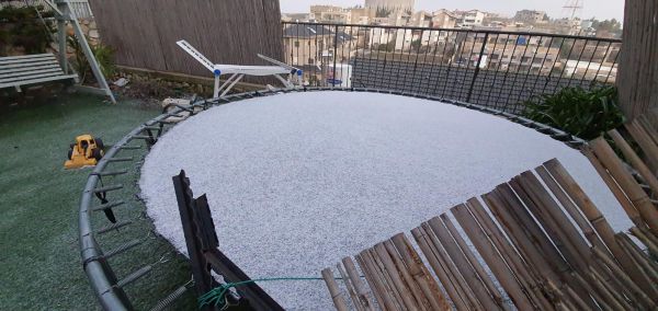 גל הקור: שלג קל החל לרדת בעיר צפת • צפו: