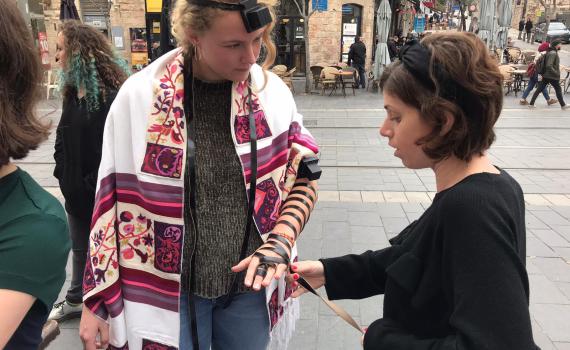 בשל שתיקת השר: נשות הכותל יקימו דוכן תפילין