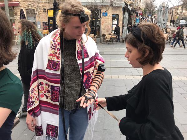 בשל שתיקת השר: נשות הכותל יקימו דוכן תפילין