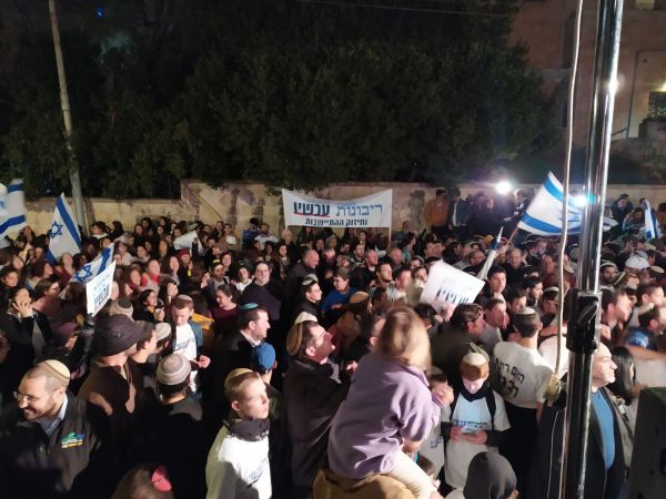 צפו בנוער הסרוג רוקד בהפגנה למען הריבונות