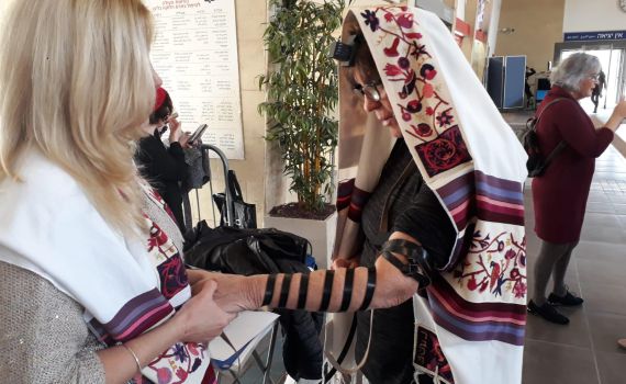 באישור סמוטריץ': נשות הכותל הקימו דוכן תפילין