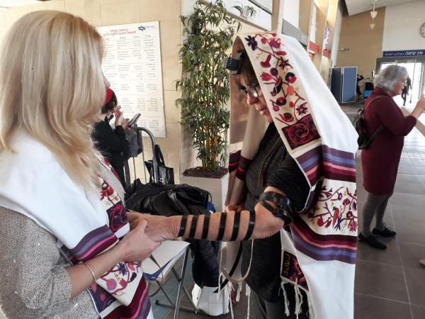 באישור סמוטריץ': נשות הכותל הקימו דוכן תפילין