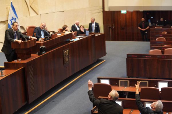 מהומה בדיון החסינות: מיקי זוהר נגד יאיר לפיד • צפו