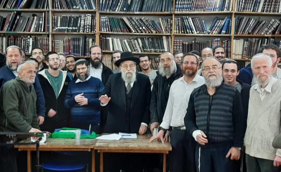 צפו: תלמידי ישיבת מרכז הרב באו לתמוך ברב שטרן