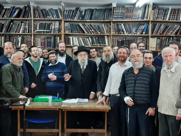 צפו: תלמידי ישיבת מרכז הרב באו לתמוך ברב שטרן