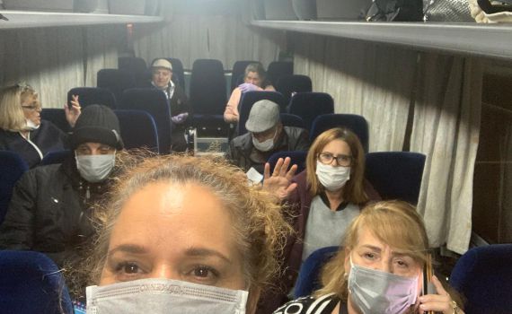 צפו: נוסעי ספינת הקורונה בשירת 'עם ישראל חי'