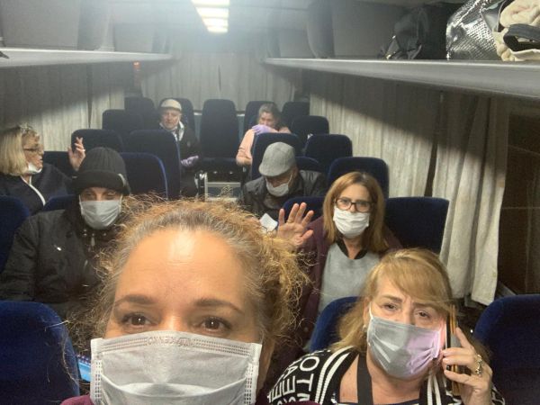 צפו: נוסעי ספינת הקורונה בשירת 'עם ישראל חי'