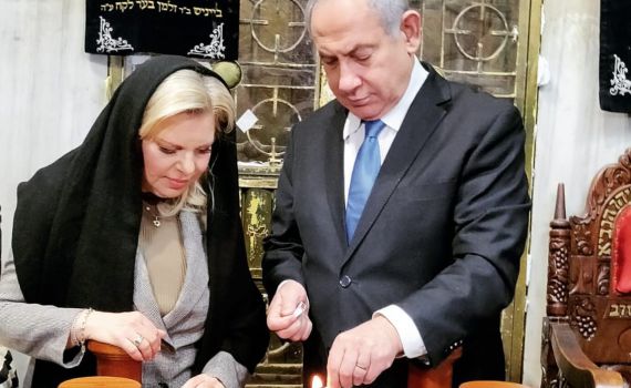 צפו: נתניהו לא לחץ את ידי המבקרים מחשש לקורונה