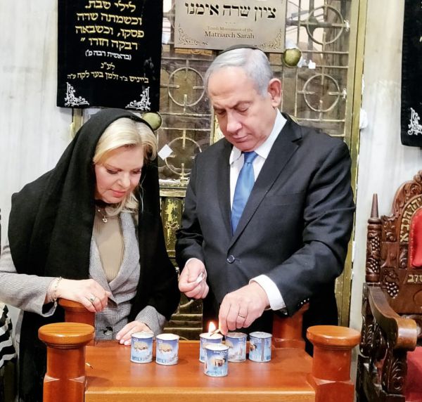 צפו: נתניהו לא לחץ את ידי המבקרים מחשש לקורונה