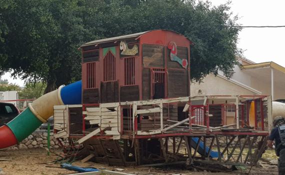 פגיעה ישירה בגן שעשועים סמוך לישיבת ההסדר