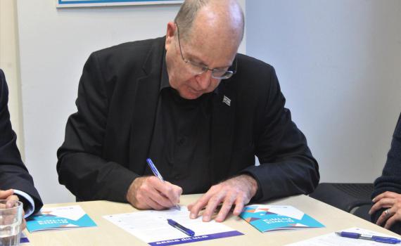 בוגי יעלון חתם: שינוי בסטטוס קוו הדתי בישראל