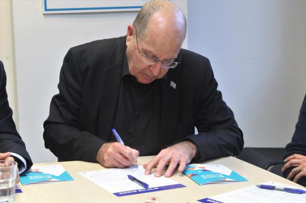 בוגי יעלון חתם: שינוי בסטטוס קוו הדתי בישראל