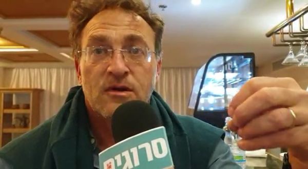 כשדתי נכנס לביה"כ יש לו הוראות הפעלה, לחילוני אין