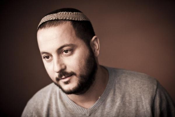 צפו: אבי בניון בתפילה לבחירות השלישיות