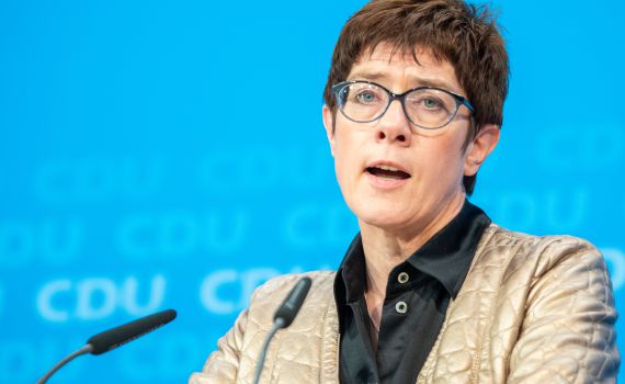 הלם בגרמניה: היורשת של מרקל לא תתמודד בבחירות