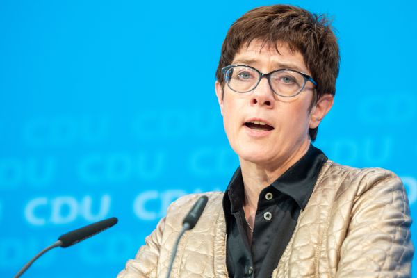 הלם בגרמניה: היורשת של מרקל לא תתמודד בבחירות