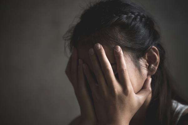 מזעזע: אישה נחשדה שסירסרה בביתה בת ה-15