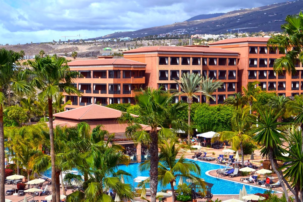 "מלון הקורונה": אלפי תיירים בבידוד במלון בטנריף