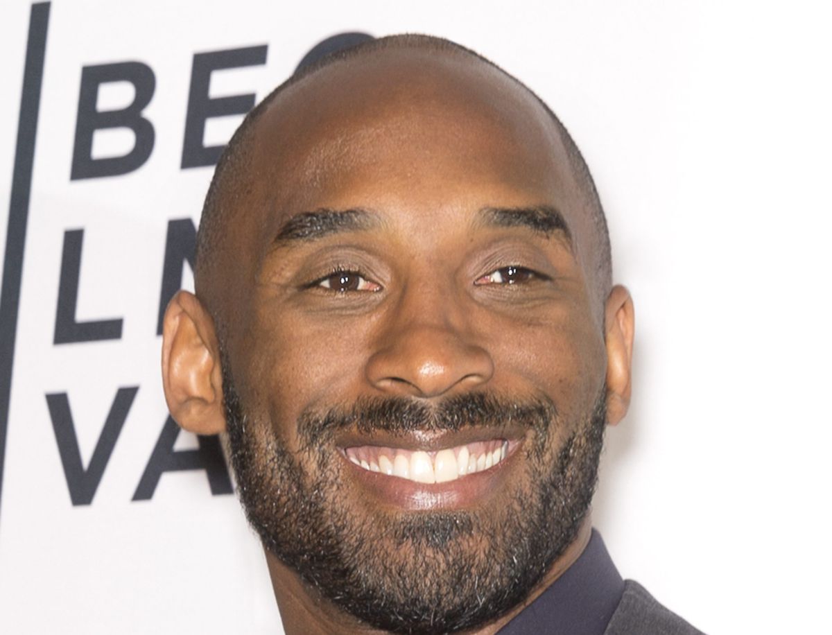 אלמנתו של בראיינט תובעת: הטייס אחראי למותו