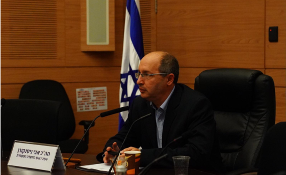 "הופעלו לחצים לדחות את חוק איסור צריכת זנות"