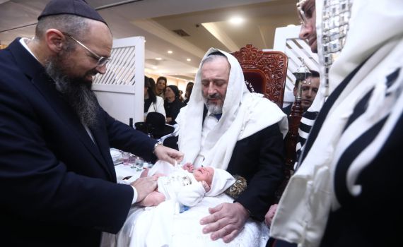 דרעי בברית לנכדו: "אנשים יפחדו ללכת עם כיפה ברחוב"