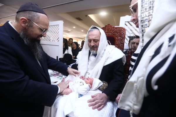 דרעי בברית לנכדו: "אנשים יפחדו ללכת עם כיפה ברחוב"