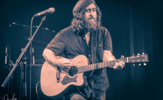 שברי מילים: הזמר ביני לנדאו בשיר חדש על המצב