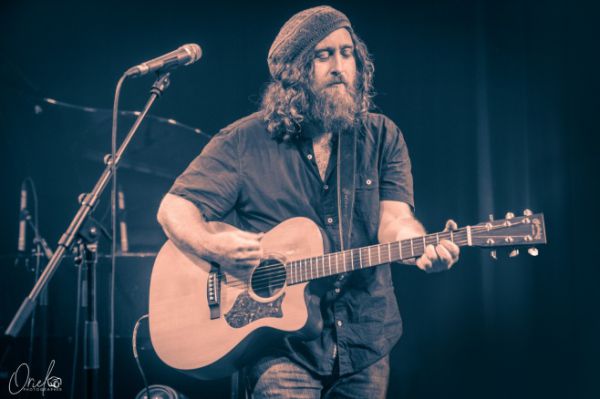 שברי מילים: הזמר ביני לנדאו בשיר חדש על המצב