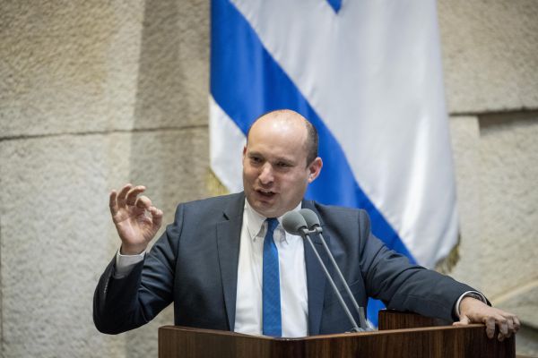 בנט: יעלון, גנץ וליברמן מסכנים את בטחון ישראל