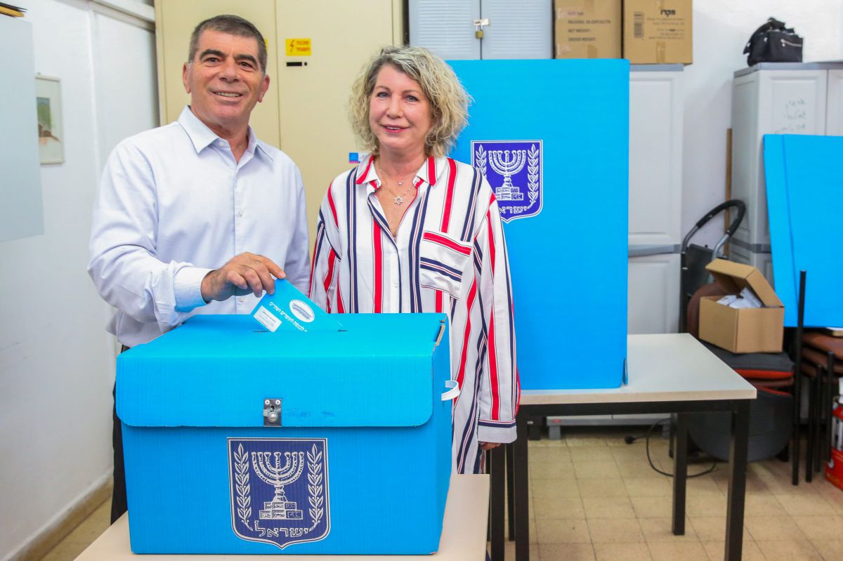 אשתו של גבי אשכנזי: "כחול לבן לא הולכת עם הערבים". צפו