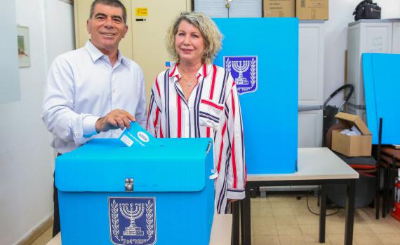 אשתו של גבי אשכנזי: "כחול לבן לא הולכת עם הערבים". צפו