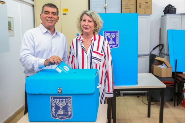 אשתו של גבי אשכנזי: "כחול לבן לא הולכת עם הערבים". צפו