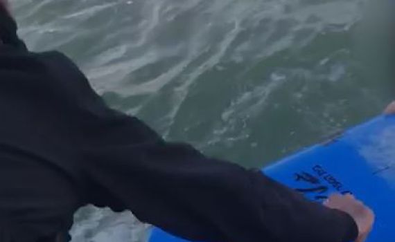 צפו: חילוץ גולש שנסחף לעומק הים ונופף לעזרה