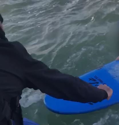 צפו: חילוץ גולש שנסחף לעומק הים ונופף לעזרה