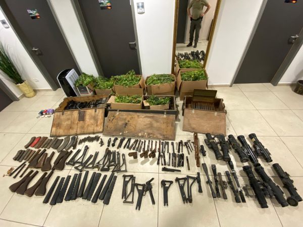 דירה בדרום ת"א: 42 ק"ג קנאביס ומאות חלקי נשק