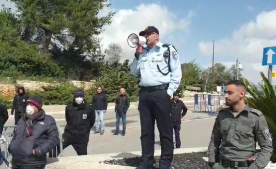 הפגנה נגד יו"ר הכנסת: 3 עצורים, המשטרה חוסמת